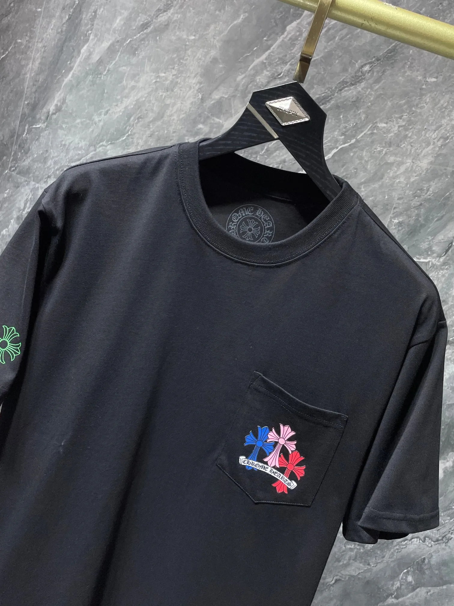P140 New Chrome Hearts 25ss for summer. High gram weight, environmentally friendly and high-quality top-grade fabric. 260g~270g. Chrome classic color phantom cross letter flower arm length T. Imported environmentally friendly glue printing and dyeing. Counter synchronization. Re-engraved version 1:1. Recommended color: black white. Size: S, M, L, XL